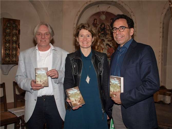 Politik einmal anders bei einer Lesung in der Hospitalkapelle. Leo Neydek, Vorstandssprecher des Kreisverbandes der Grünen Rhein Lahn, Ministerin Eveline Lemke und Buchautor Manuel Vermeer (v.l.). US
