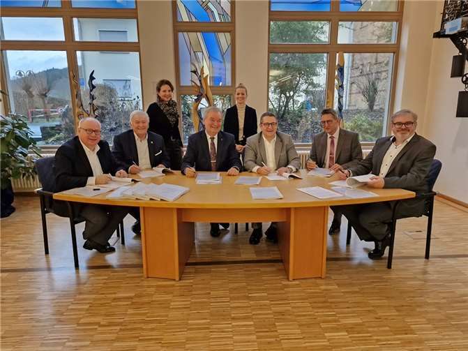 Politik und Dienstleister am Unterschriftstisch (v.l.): Ortsbürgermeister Bruchhausen, Markus Fischer, Ortsbürgermeister Unkel, Gerhard Hausen, Fachbereichsleiterin Bauen und Infrastruktur, Sonja Klewitz, Verbandsgemeinde-Bürgermeister Karsten Fehr, Technische Projektkoordinatorin der BHAG, Julia Lütter, Kersten Kerl, Vorstand BHAG, Roland Thelen, Ortsbürgermeister Rheinbreitbach und Stephan Reuter, Bereichsleiter Netzwirtschaft der BHAG.  Fotos: AWi