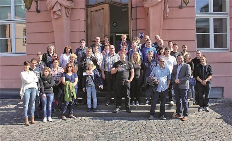 Politik und Rettungswesen verbanden die Feuerwehrangehörigen aus Kaisersesch bei ihrem Besuch in Mainz: Benedikt Oster, MdL (5. v.r.) begrüßte die Feuerwehr Kaisersesch vor dem Landtag. Privat