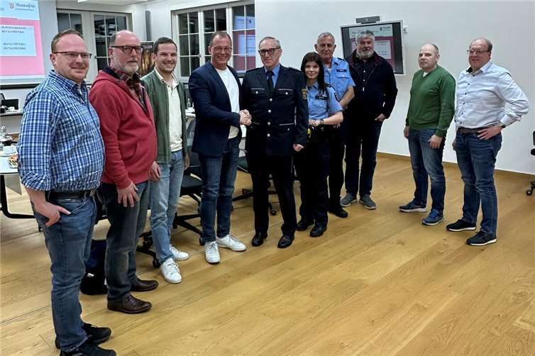 Politik und Verwaltung im Austausch mit der Polizei (von links): Christopher Wittig, Fachbereichsleiter Familien, Schulen, Ordnung und Soziales der VG-Verwaltung Mendig, Andreas Doll, Ortsbürgermeister Rieden, Lukas Ellerich, Ortsbürgermeister Thür, Jörg Lempertz, Bürgermeister VG Mendig, EPHK Lothar Rink, Leiter Polizeiinspektion Mayen, PKin Bianca Irmen, PHK Thomas Wicha, Bezirksbeamter VG Mendig, Achim Grün, Stadtbürgermeister Mendig, Stefan Zepp, Ortsbürgermeister Bell, und Rudolf Schüller, Ortsbürgermeister Volkesfeld.  Foto: Stefan Pauly/VG-Verwaltung Mendig