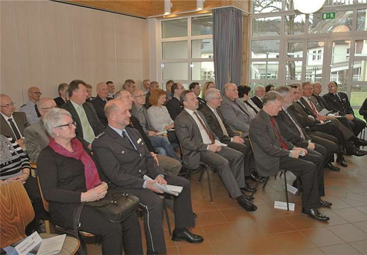 Politiker, Verwaltungsmitarbeiter und Polizeimitarbeiter waren bei der Feierstunde im Franziskanerkloster dabei.