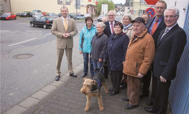 Politiker und Bürger konnten sich an Ort und Stelle über das Gefahrenpotenzial an der Kreuzung überzeugen. WT