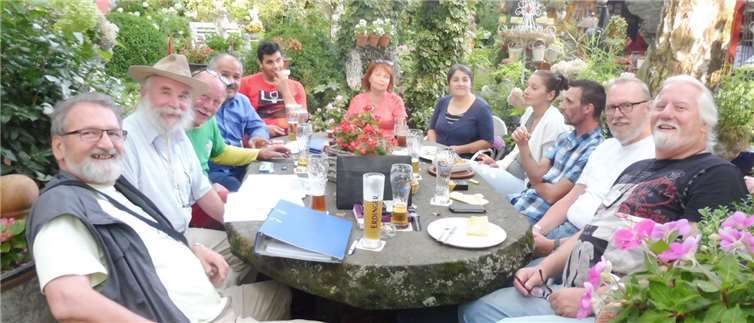 Politiker unter sich (von links): Helmut Franz, Mitglied im Stadtrat Polch, Jürgen O. Stange, Beigeordneter in Ochtendung und Fraktionsvorsitzender im Verbandsgemeinderat Maifeld, Werner Fischer, Ausschussmitglied, Aziz Aldemir, Fraktionsvorsitzender im Kreistag Mayen-Koblenz, Ridvan Aldemir, Ausschussmitglied, Elzbieta Romana Stange, Fraktionsvorsitzende im Ortsgemeinderat Ochtendung, Filiz Aldemir, Ausschussmitglied, ein Gast, Kevin Kirst, Ratsmitglied in Ochtendung; Manfred Muschkeit, Ratsmitglied und stellvertretender Fraktionsvorsitzender im Ortsgemeinderat Ochtendung, und Horst Mahncke, Ausschussmitglied.Foto: privat