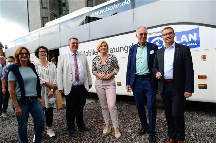 Politprominenz bei der Vorstellung des mobilen Beratungsbusses.