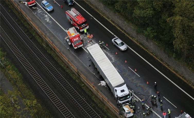 Polizei und Feuerwehr sicherten die Unfallstelle ab, an der ein PKW und ein Sattelschlepper frontal aufeinander geprallt waren. PI Bendorf