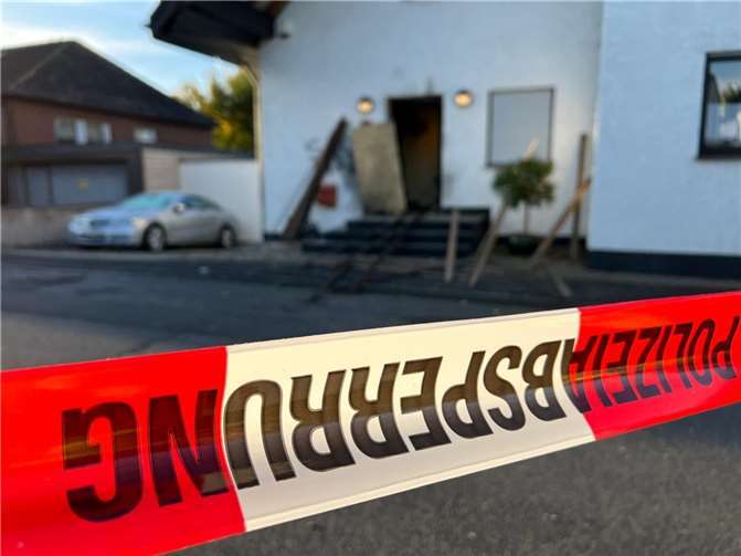 Explosion vor Haustüre in Wachtberg-Adendorf Polizeiabsperrung. Foto: CEW
