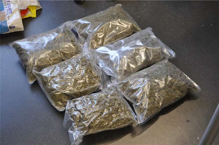 Polizeibeamte stellten drei Kilo Marihuana sicher. Fotos: Polizei Bonn