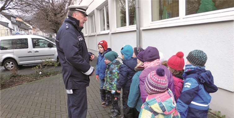 Polizeibeamter Herr Fölsch und die Wackelzähne der KiTa „Arche Noah“.privat