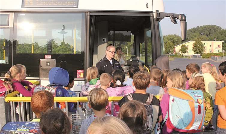 Polizeibeamtin Weßler erläutert den Zweitklässlern das sichere Busfahren.privat