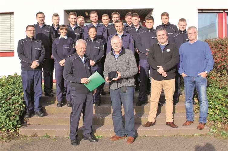 Polizeidirektor Carsten Westerkamp übergab Ortsvorsteher Hermann Leuning in diesem Jahr einen Scheck über die Rekordsumme von 887,51 Euro. privat