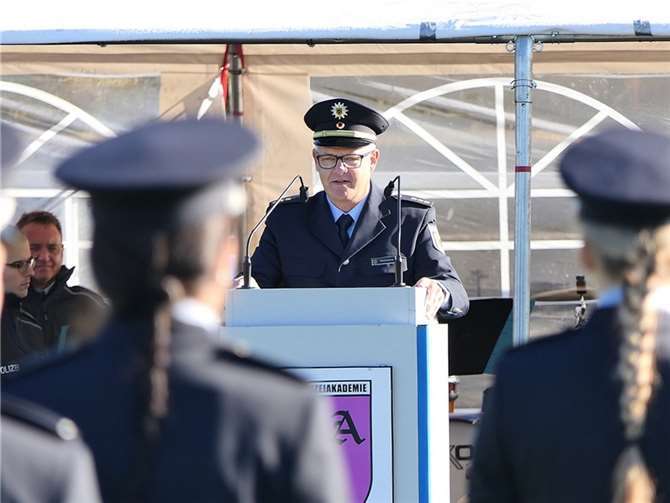 Polizeidirektor Carsten Westerkamp würdigte in seiner Festansprache die Bedeutung des Diensteides für die Polizistinnen und Polizisten im Rahmen ihrer Verantwortung gegenüber der freiheitlichen demokratischen Grundordnung in unserem Land.