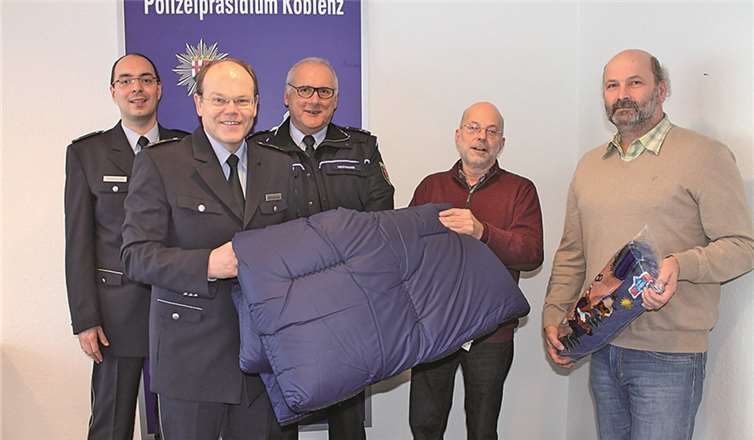 Polizeidirektor Christoph Semmelrogge übergibt die Schlafsäcke an Engelbert Mauel.privat