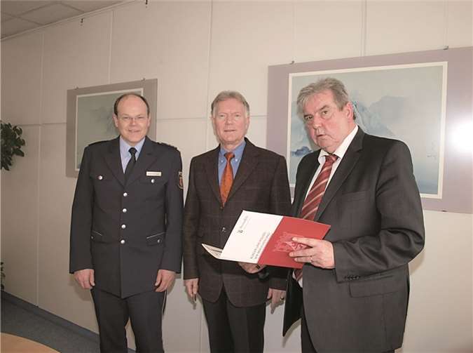 Polizeidirektor Christoph Semmelrogge (v. l.), Präsident Wolfgang Fromm und Kriminaldirektor Wolfgang Bula stellten die Kriminalstatistik 2013 für den Bereich des Polizeipräsidiums Koblenz vor. US