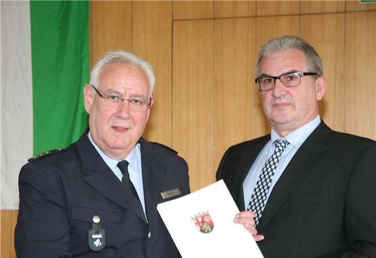 Polizeidirektor Gerd Bertram (l.) wurde vom Koblenzer Polizeipräsidenten Karlheinz Maron in den Ruhestand verabschiedet.