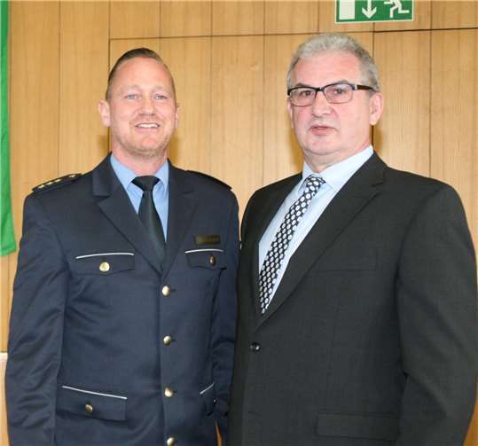 Polizeidirektor Manuel Wehrmann (l.) ist vom Koblenzer Polizeipräsidenten Karlheinz Maron in sein neues Amt als Leiter der Polizeidirektion Mayen eingeführt worden.