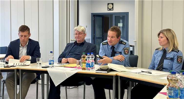 Polizeidirektor Matthias Päselt (2. von rechts) gab in der Sitzung des Kriminalpräventiven Rates einen Überblick über die Kriminalitätslage in der Stadt. Auf dem Foto sind außerdem die stellvertretende Leiterin der Neuwieder Polizeiinspektion, Polizeihauptkommissarin Christina Koch, der Leiter der Neuwieder Kriminalpolizei, Polizeioberrat Markus Sander (links) sowie der städtische Beigeordnete Ralf Seemann zu sehen.  Foto: Stadt Neuwied/Ulf Steffenfauseweh