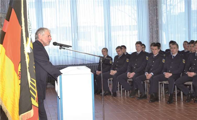 Polizeidirektor Rainer Mittmann spricht den neuen Polizeimeisterinnen und Polizeimeistern Mut und Zuversicht zu, mahnt aber auch zu Respekt gegenüber dem Bürger. RFW
