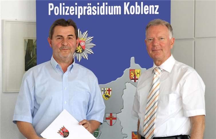 Zwei Bezirksbeamte verabschiedet Polizeihauptkommissar Herbert Bender, Polizeipräsident Wolfgang Fromm.