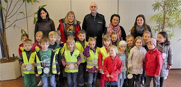 Polizeihauptmeister Harald Windolph führte die Kinder auf dem Gelände herum und beantwortete viele interessierte Fragen. privat