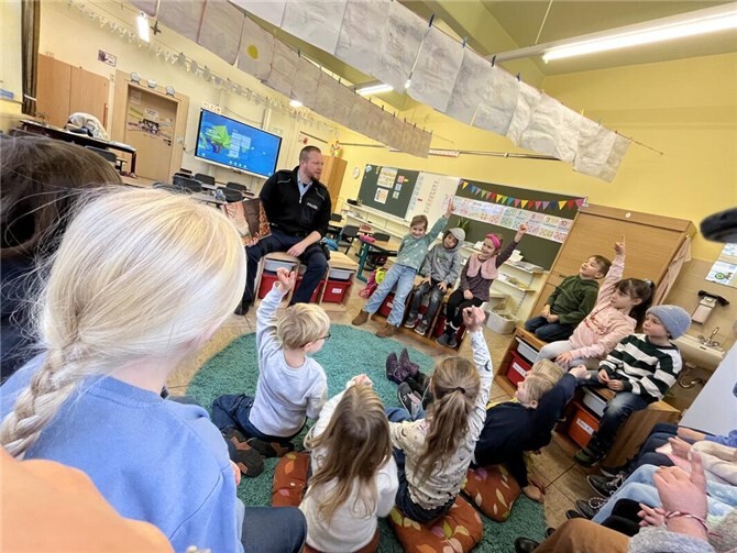 Polizeihauptmeister Philipp Schnor in der Grundschule St.Barbara. Foto: Grundschule St.Barbara
