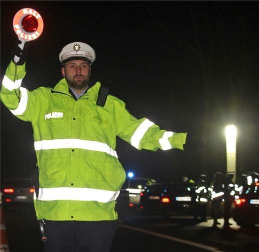 Polizeikommissar Alex Pohl sortiert auf dem Mittelstreifen der viel befahrenen B 49 vor.Willi Willig