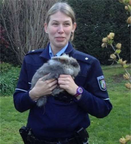 Polizeikommissarin Jessica Wagner mit einem der Kanninchen.Polizei Bonn