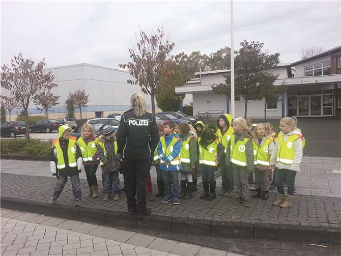 Polizeikommissarin Nadine Engebrecht übte mit den Erstklässlern das sichere Überqueren einer Straße. privat