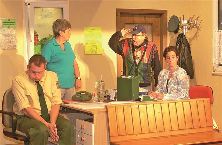 Polizeimeister Hannes Wilke sieht seine Felle davon schwimmen, denn Hühnerdieb Sebastian Knoop reicht offizielle Beschwerde ein.