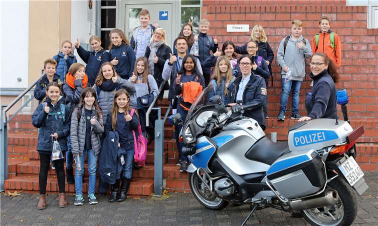 Polizeioberkommissarin Jäger und Polizeioberkommissarin Kloy (vorne) gewährten 20 Schülern und Schülerinnen des „Raiffeisen-Campus“ aus Dernbach und deren Lehrer Moritz Frank Einblick in die Polizeiarbeit.Polizei