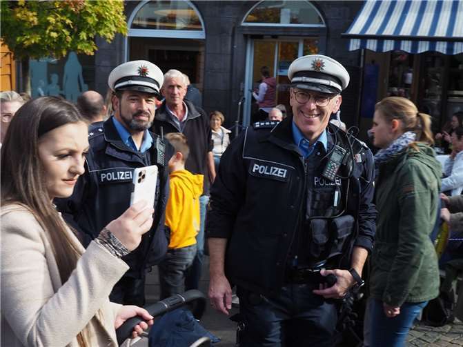 „Endlech widda Lauxmaat“ Polizeipräsenz zur Sicherheit der Marktbesucher.
