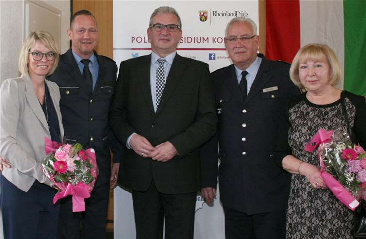 Polizeipräsident Karlheinz Maron (M.) mit Erika und Gerd Bertram (r.) sowie Carolin und Manuel Wehrmann.