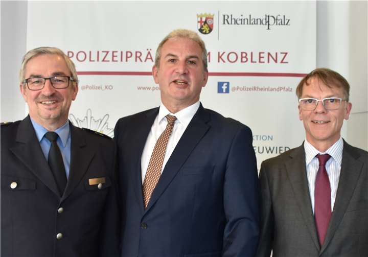 Polizeipräsident Karlheinz Maron (Mitte), Polizeivizepräsident Jürgen Süs (li.) und Kriminaldirektor Stefan Heinz freuen sich über gestiegene Aufklärungsquoten.Fotos: HEP