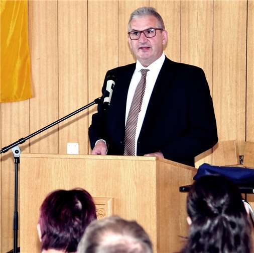 Polizeipräsident Karlheinz Maron lobte die beiden ersten Polizeihauptkommissare und wünschte alles Glück der Welt