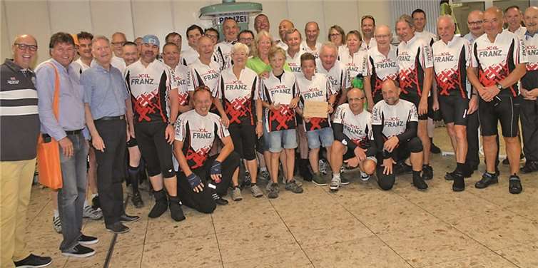 Polizeipräsident Wolfgang Fromm (3.v. l.) empfing die IPA-Radfahrergruppe im Polizeipräsidium Koblenz. Foto: Polizeipräsidium Koblenz