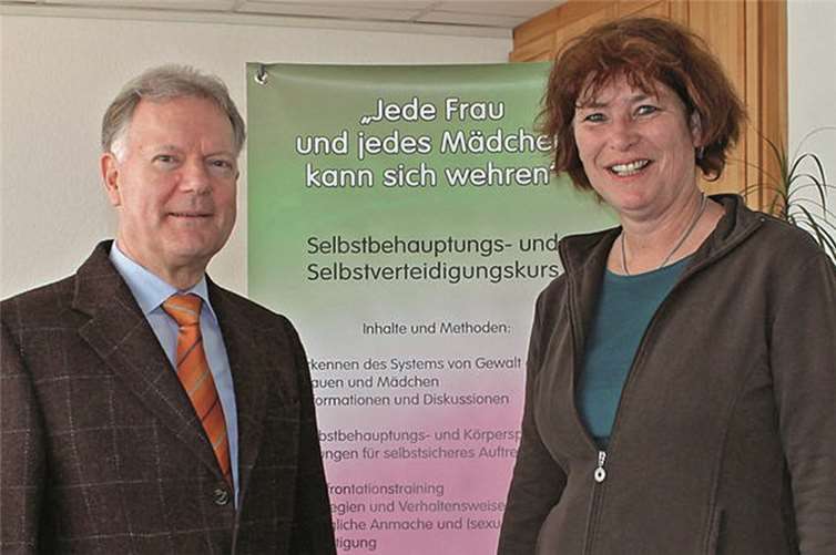 Polizeipräsident Wolfgang Fromm begrüßt die Kursleiterin Conny Zech. privat