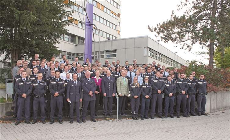 Polizeipräsident Wolfgang Fromm freute sich, am 7. Oktober, insgesamt 35 Frauen und 52 Männer persönlich im Haupthaus seiner Behörde begrüßen zu können.