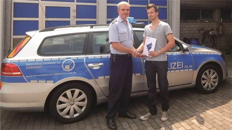 Polizeipräsident Wolfgang Fromm (li.) übergab Pascal Krüger (re.) die Urkunde als Dank für seine Initiative. Foto: Polizeiinspektion Andernach
