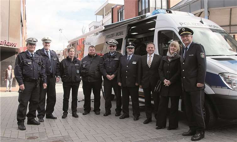 Polizeipräsidentin Ursula Brohl-Sowa (2.v.r.) und Vertreter ihrer Behörde stellten das neue Polizeimobil als „rollende Polizeiwache“ der Bevölkerung vor. Mit dabei waren Meckenheims Bezirksbeamte, Mitarbeiter des Ordnungsaußendienstes der Stadt und der Erste Beigeordnete Holger Jung (3.v.r.). STEIN