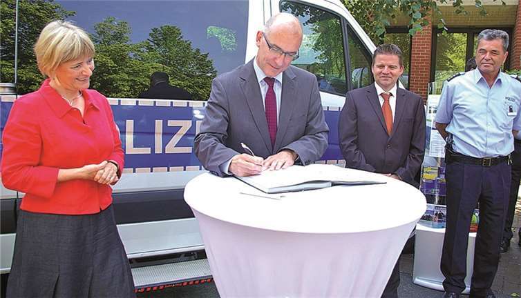 Polizeipräsidentin Ursula Brohl-Sowa und Bürgermeister Bert Spilles hoffen auf gute Zusammenarbeit.