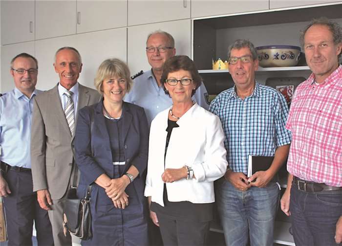 Polizeipräsidentin Ursula Brohl-Sowa und Bürgermeisterin Renate Offergeld (vorne, links und rechts) mit (hinten, von links) Polizeidirektor Andreas Piastowski, Referent Jörg Pfefferkorn, EPHK Karl-Heinz Hennigs, FB-Leiter Alfons Engels und Beigeordneter Jörg Ostermann. Gemeinde Wachtberg/mm