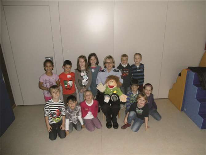 Polizeipuppe „Benny“ erklärt die Verkehrsregeln. privat