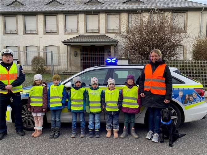 Polizist Frank Feldt erklärte den „coolen Wölfen“ das richtige Verhalten im Straßenverkehr.  Fotos: Kita Rambazamba