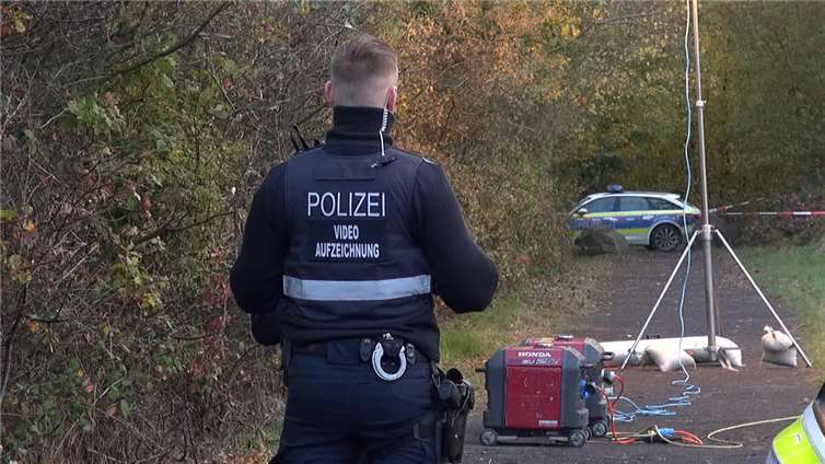 Polizist am Rodder Maar. Foto: Winkler TV