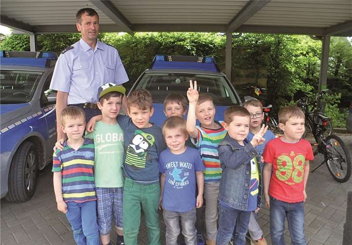 „Polizist zum Anfassen“: Herr Hoffmann mit den Kindern der KiTa St. Mauritius. privat