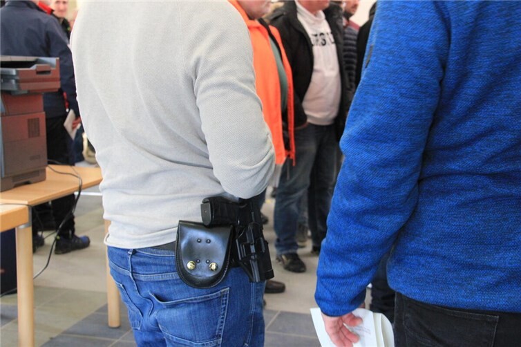 Polizisten in Zivil und in Uniform sorgten in und um die Halle für einen geregelten Ablauf. Foto: GS