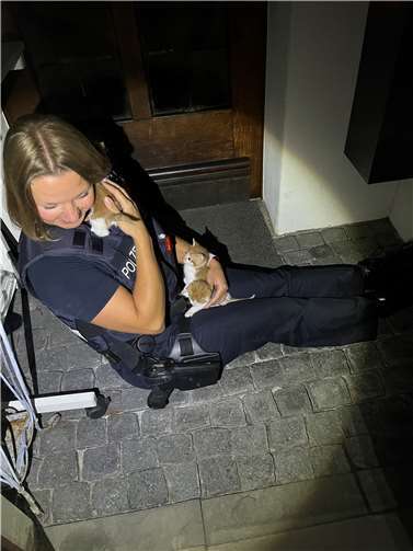 Polizistin mit den aufgefundenen Katzenbabys. Quelle: Polizeiinspektion Betzdorf
