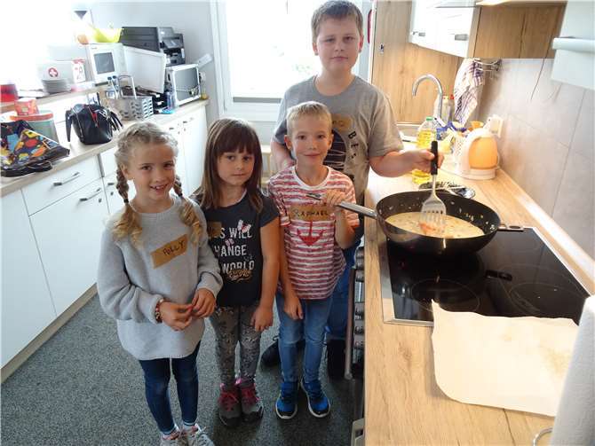 „Komm auf den Geschmack“ Polly, Io, Raphael und Leon beim Kochen der Gemüse-Pfanne im Wok (v.l.).