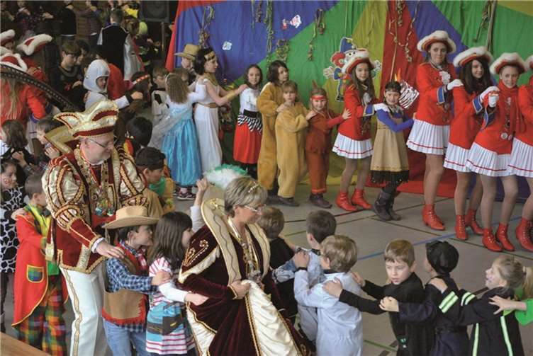 Polonaise der ganzen Schule mit dem Zissener Prinzenpaar. privat