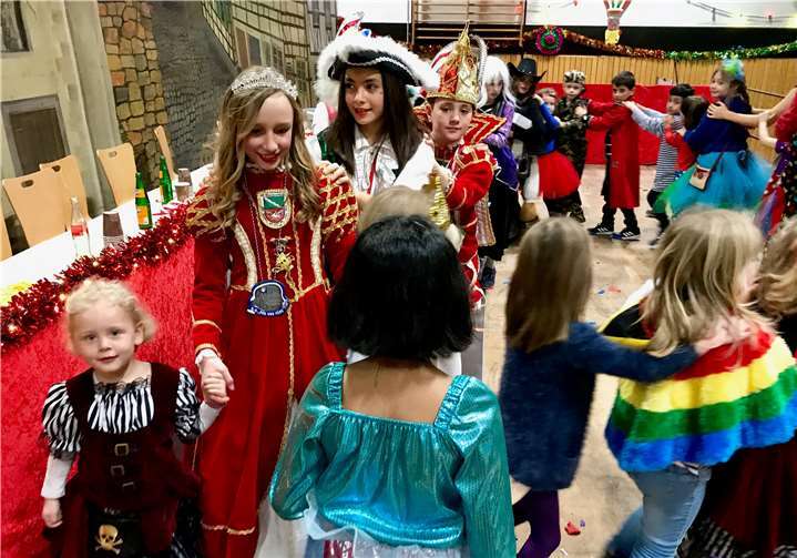 Polonaise mit Kindertollitäten durch die Hans-Dahmen-Halle.