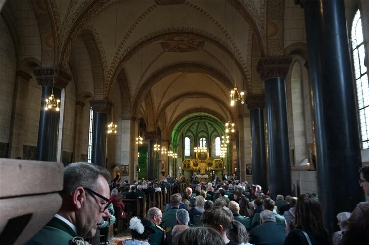 Pontifikalamt mit Investiturfeier in der Dreifaltigkeitskirche Weißenthurm